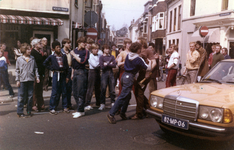 856023 Afbeelding van ongeregeldheden tussen sympathisanten van krakers en enkele buurtbewoners in de Voorstraat te ...
